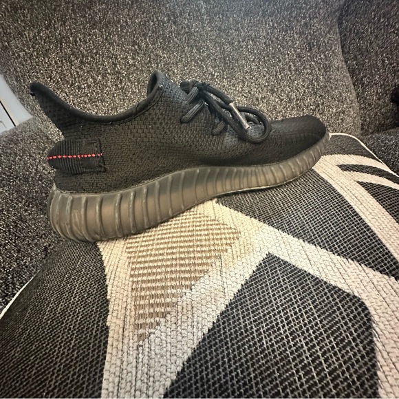 Men’s size 10 Adidas Yeezy Sneakers SPLY-350 Boost V2 Black and Red - Picture 3 of 13